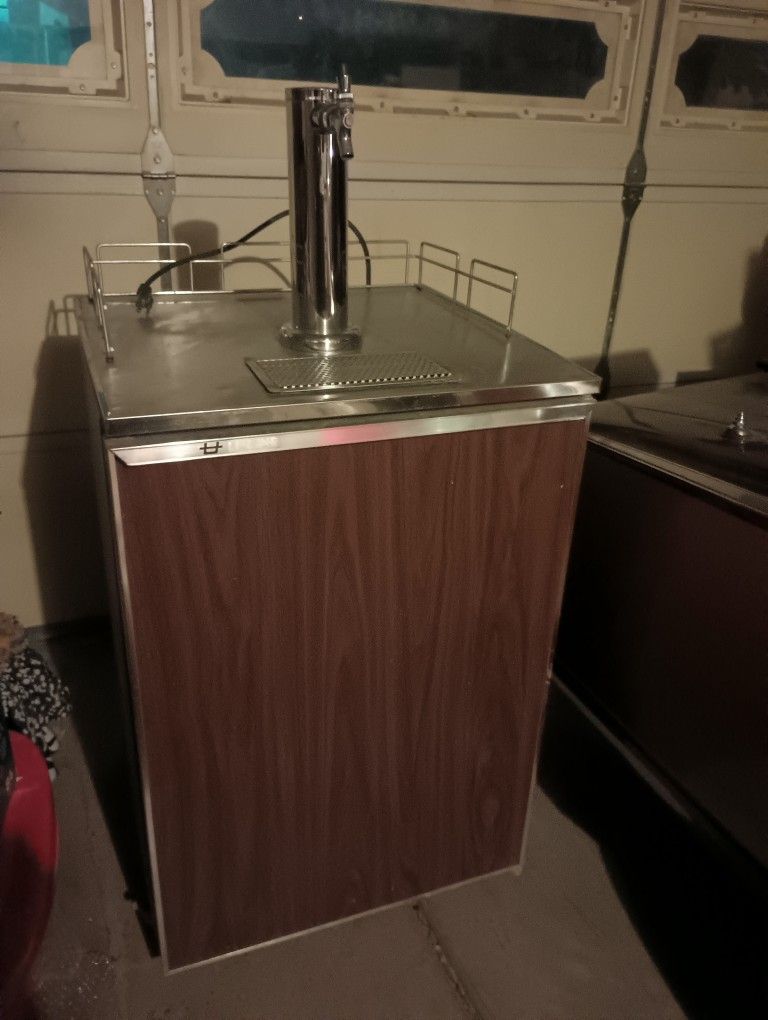U-Li ne Kegerator w/ full size keg as is