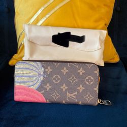 Girls hand wallet