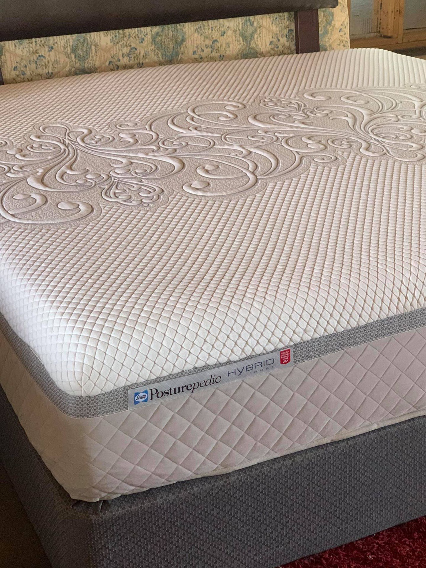 USED KING SIZE MEMORRY FOAM HYBRIDS SEALY POSTUREPEDIC MATTRESS WITH BOX SPRING
