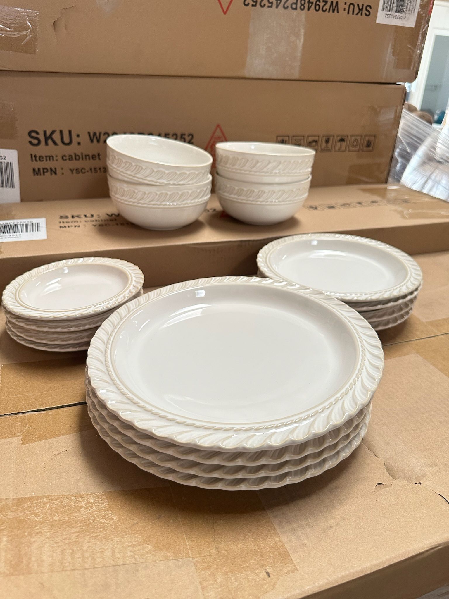 16pcs Ceramic Dinnerware Set White Vintage Plates & Bowls Set