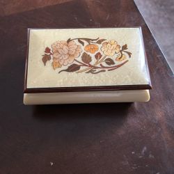 Musical Vintage Jewelry Box 