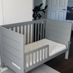 Crib (Converts Into Toddler Bed) 