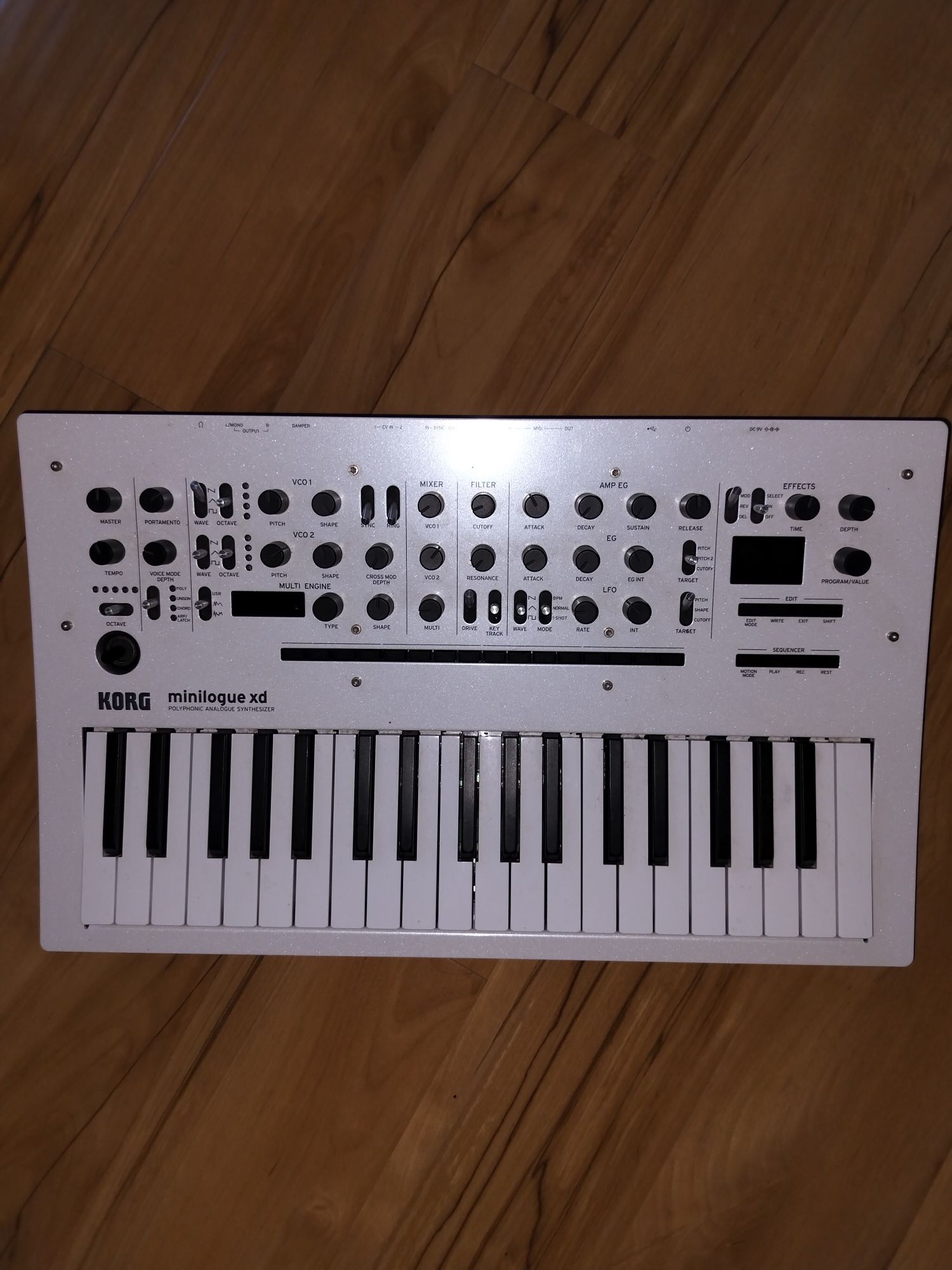 Korg Minilogue XD (pearl white)