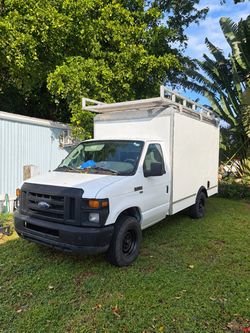 2012 Ford E-350 con máquina de gutters y rack de aluminio — $12,500