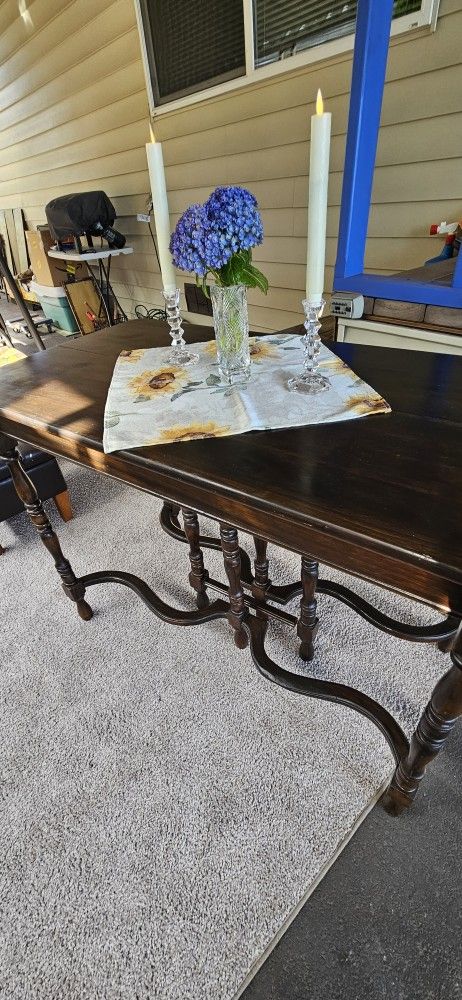 BEAUTIFUL OLD WORLD WOOD TABLE W/3 LEAVES 