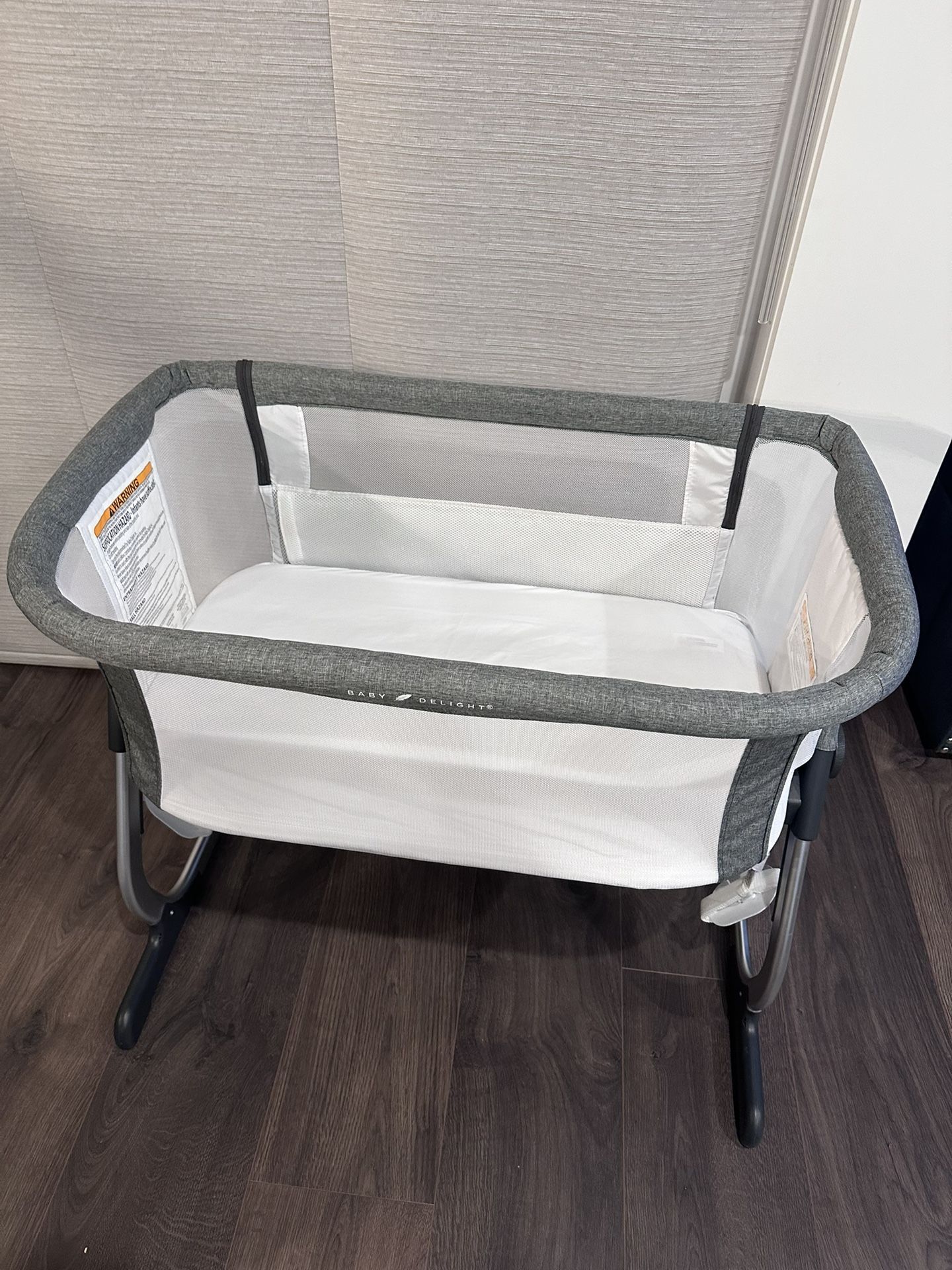 Baby Delight Beside Me Dreamer Bassinet with waterproof mattress pad cover like new with box!