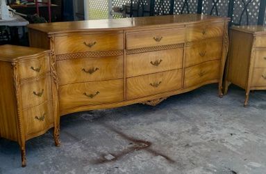 Gorgeous Vintage Bedroom Set! Dresser,Chest and 2 Nightstands. Fine Furniture.Solid Wood.