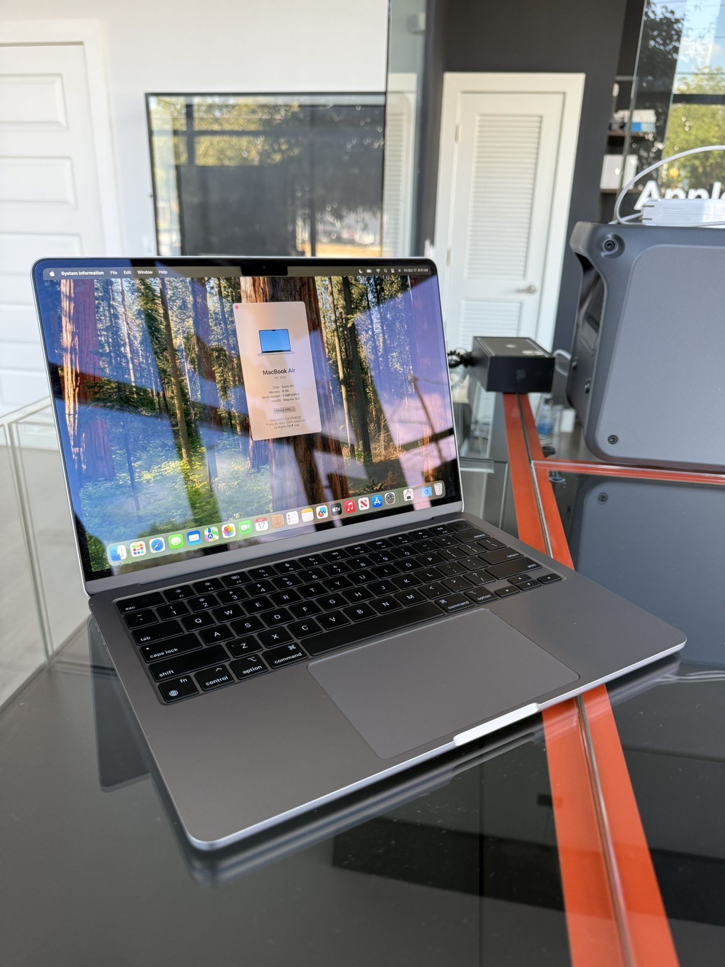 Apple 13” MacBook Air M2 Chip 8GB Ram 256SSD! 90 day warranty! We offer financing!