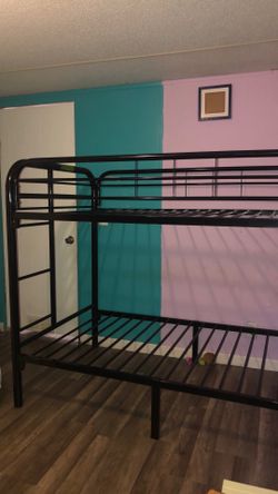 Twin bunk bed
