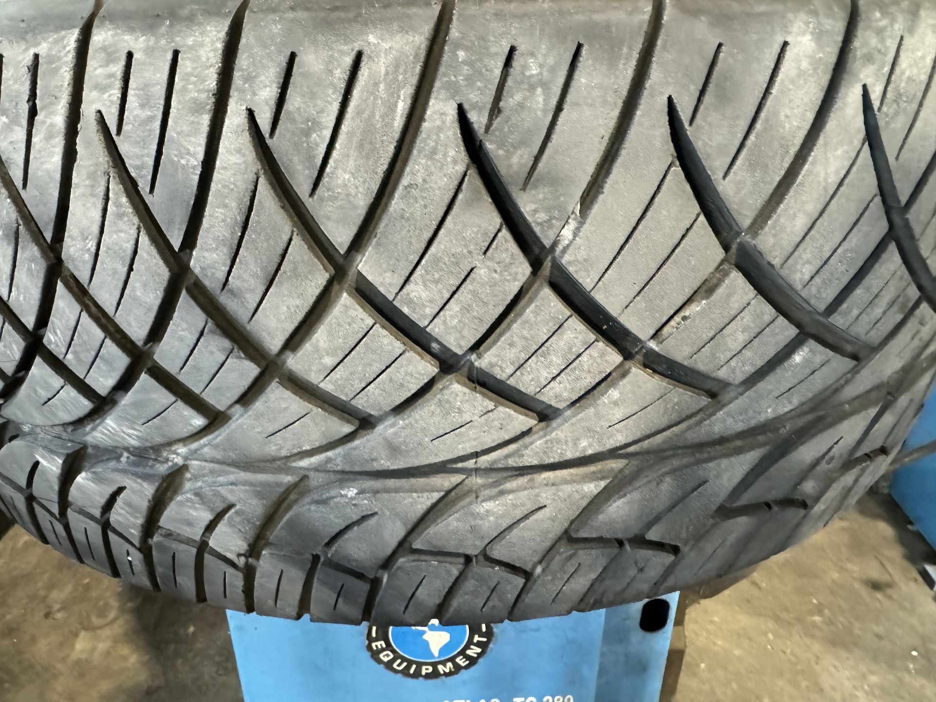 Used Nitto 305/45/22 1pcs