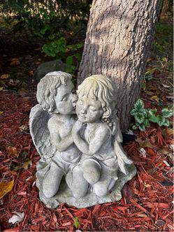 Garden Kissing Cherubs