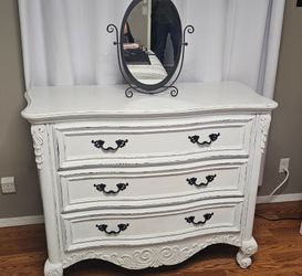 Small distressed 3 drawer dresser