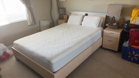 Queen size bed and Mattress/2 night table with drawers and matching desk set
