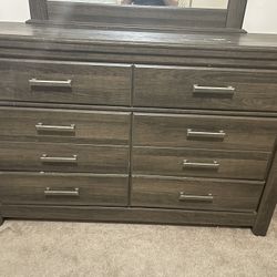 Dresser & Mirtor