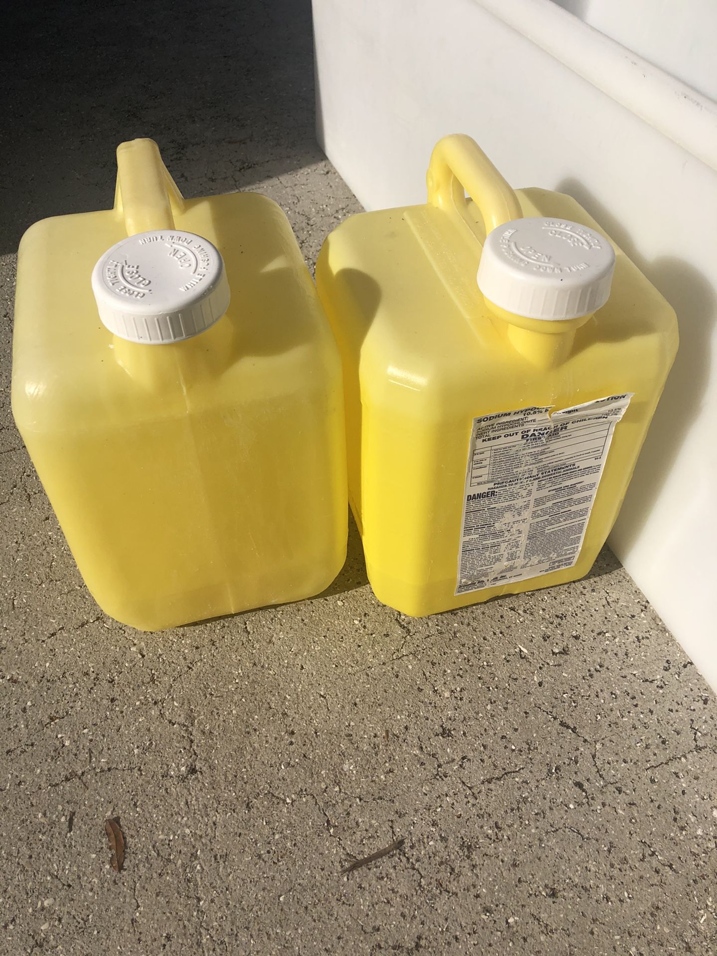 18x 2.5 Gallon Chlorine Jerry Jug 10 each Pool Service for Sale in