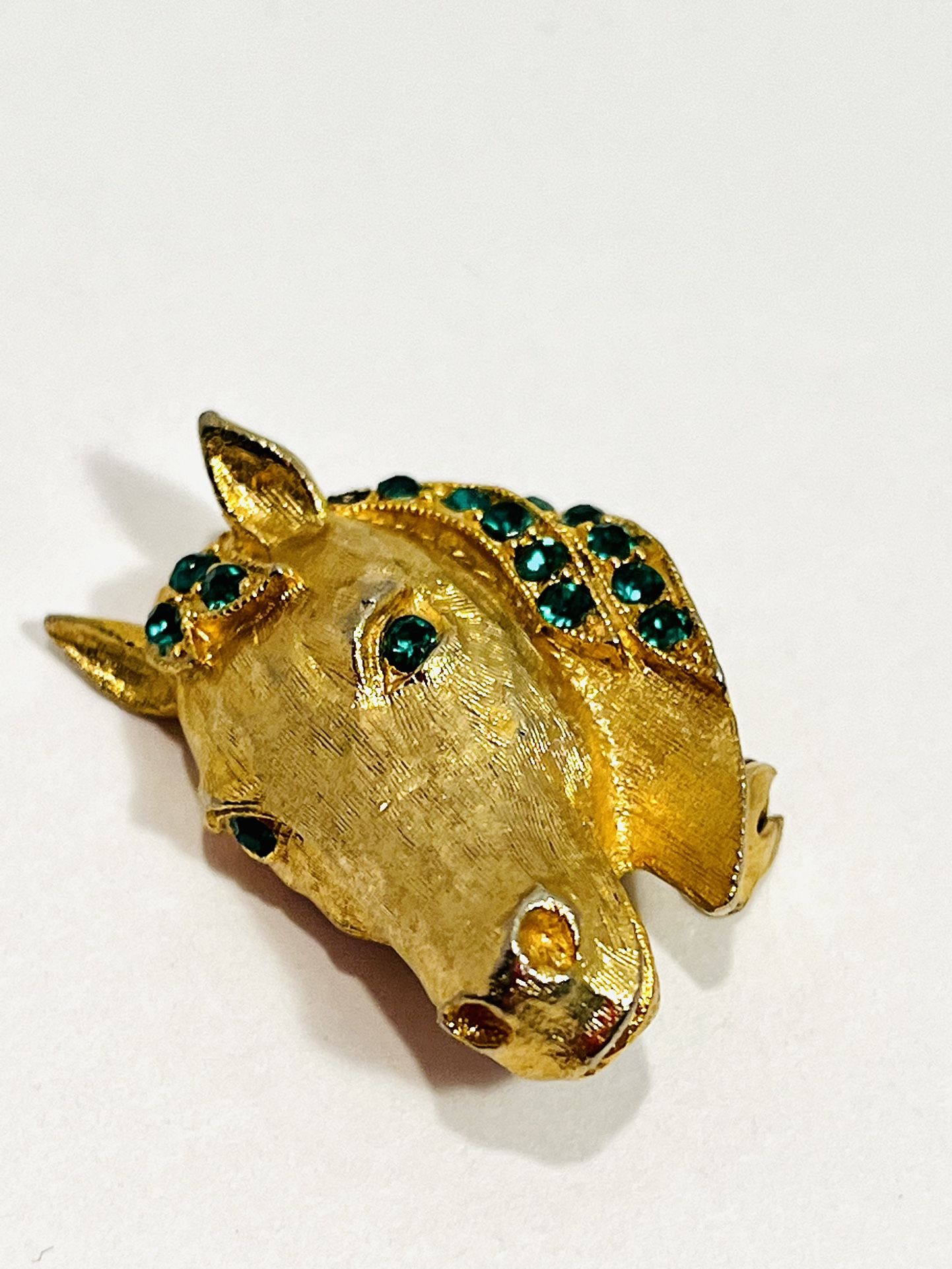 Beautiful Green Rhinestone Horse Head Gold Tone Pin Brooch Unsigned