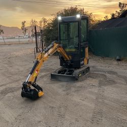 Enclosed cab gasoline Excavator Mini