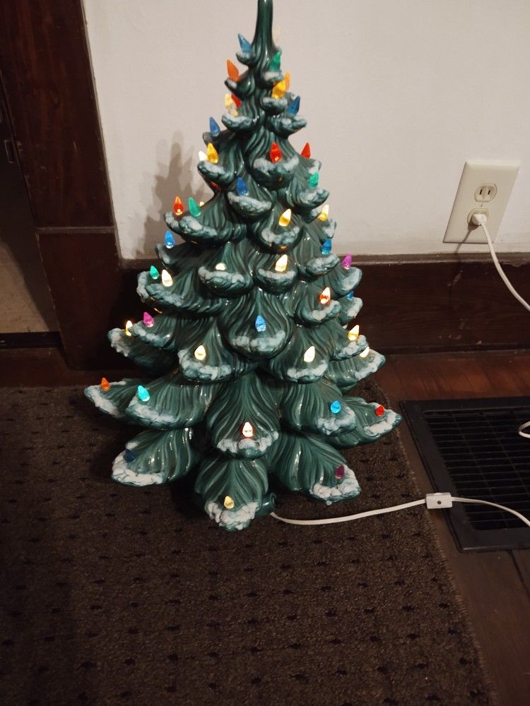 1970's Atlantic Mold Ceramic Musical Christmas Tree