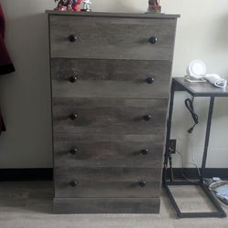 Gray wood grain 5 drawer dresser (NEW)