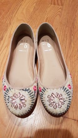 Embroidered flats size 7