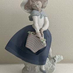 Lladro Porcelain Figurine #5222 Pretty Pickings - Non Glossy