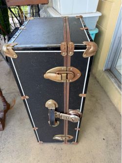 Vintage back to school trunk no key metal metal a little rusty it works