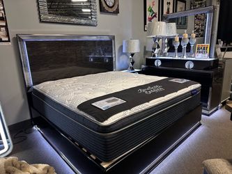 Glamorous black bedroom set! 🏠🖤✨ Easy Financing!