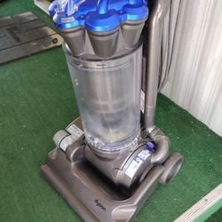 Dyson DC 33 Comercial Bagless Upright Vacuum Cleaner 