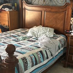 Queen size Solid Wood Bed frame 