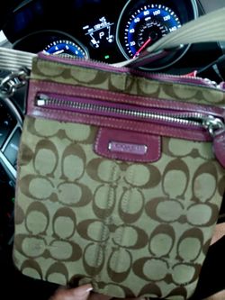 Coach Signature Crossbody Bag ***TAKING OFFERS ***
