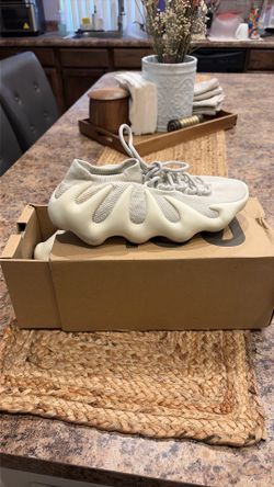Yeezy 450 cloud white size 6 1/2 men