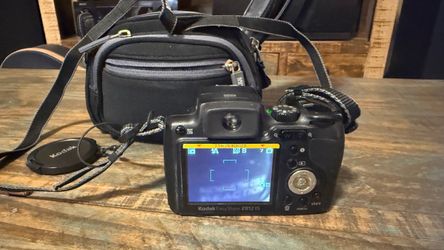 Kodak EasyShare Z812 IS Digital Camera Bundle – Tested & Working – Case & Accessories