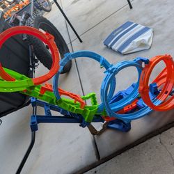 Mattel Hot Wheels 4-Loop Crash-Out Track Set 