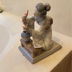 Lladro Geisha With Flowers