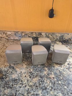 Bose  5 speakers en Muy Buenas condiciones precio fijo PRICE FIRM