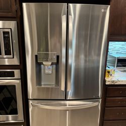 LG Refrigerator/ Freezer (needs Repair)