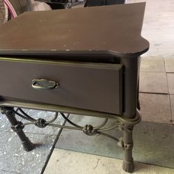 Mesita De Madera Con Metal En Buenas Condiciones Mode 28 De Alto Por 26 De Ancho 