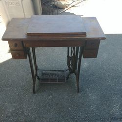 1949 Vintage Singer Sewing With Full Cabinet