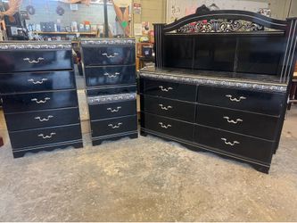 Full size bedroom set , bed , nightstands , 2 dressers