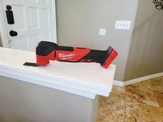 Milwauakee M18 FUEL 18V Lithium-Ion Cordless Brushless Oscillating Multi-Tool (Tool-Only)
