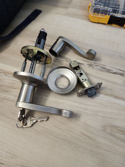 Free kwickset door lock with two keys.