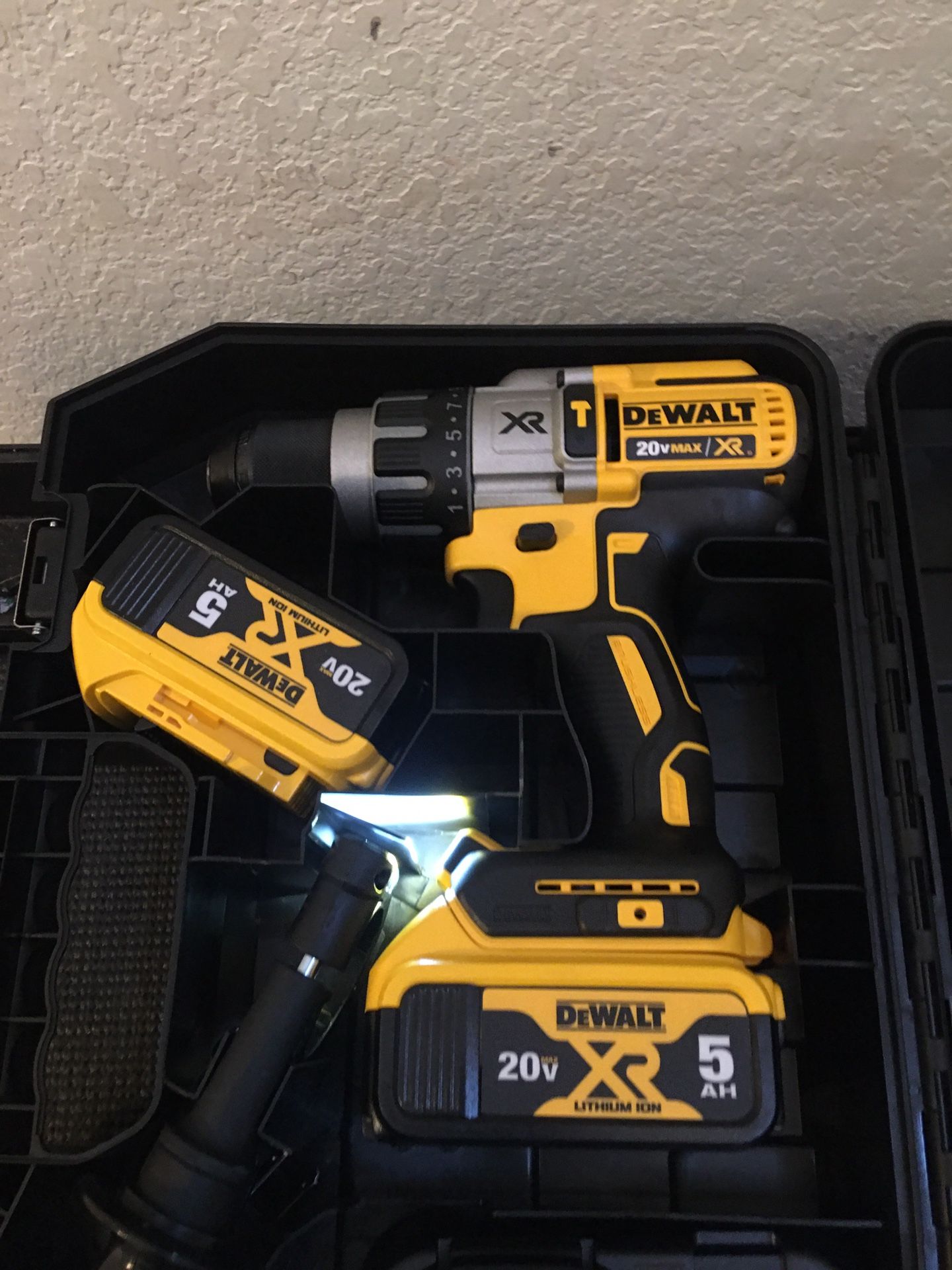 BRAND NEW DEWALT 20-Volt MAX XR with Tool Connect Premium Brushless Lithium Ion Hammer Drill/Driver with (2) 5Ah Batteries,Charger & Case