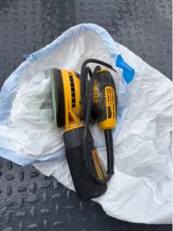 DEWALT DWE6423 5" Variable-Speed Random Orbit Palm Sander.
