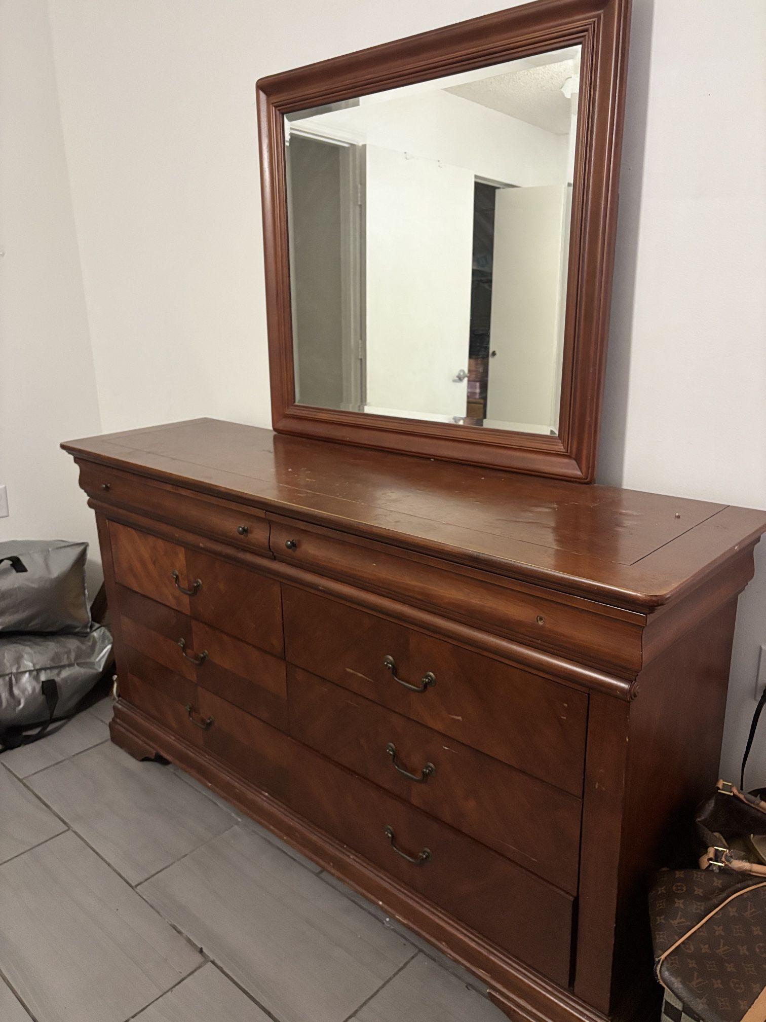 Dresser With Mirror 