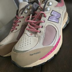 New Balance 2002R Beige Suede Leather Low Top Sneakers Men's Size 10