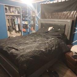 Bedroom Set for Sale – Bed & Dresser