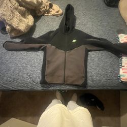 Nike Tech Fleece Windrunner HV0949-015 Black Green Strike Size Medium