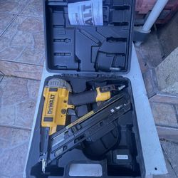 Dewalt Pneumatic 15-gauges DA Nailer 