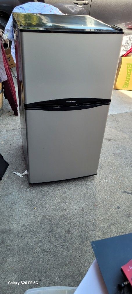 mini fridge in good condition for sale bearly used