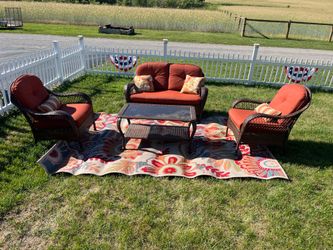4 pc Wicker Lawn furniture set w/ coffee table and rug